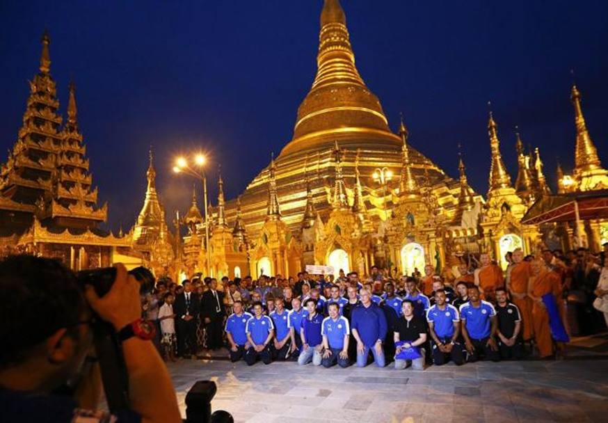 Il Leicester prega davanti alla Pagoda Shwedagon. AFP